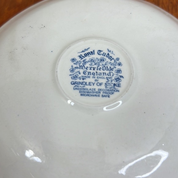Royal Tudor Merrie Olde England by Grindley of Stoke Saucers - Picture 5 of 9